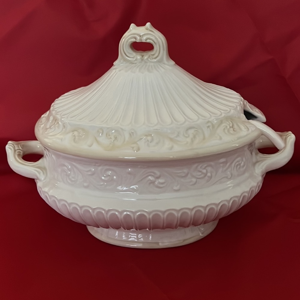 LENOX Butler’s Pantry Soup Tureen approx                 12”x9”x6  Made in Italy